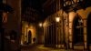 Calle urbana vacía por la noche con una iluminación cálida y resplandeciente