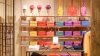 Exhibición colorida de prendas de vestir en tienda