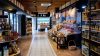 Vibrante exhibición de productos frescos en el mercado