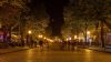 Calle de la ciudad por la noche con un brillo cálido y dorado