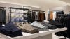 Exhibición de ropa bajo luz blanca brillante