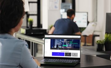 Persona que usa computadora portátil para transacciones de iluminación