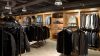 Prenda oscura con iluminación sutil en una tienda