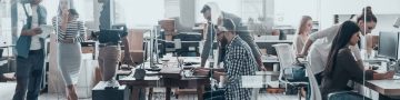Oficina de planta abierta muy concurrida