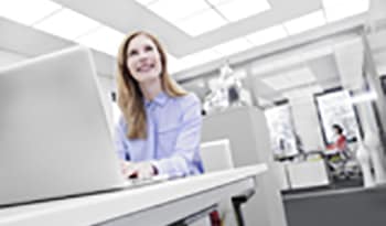 Akustikdecke mit integrierter LED-Beleuchtung für Büros