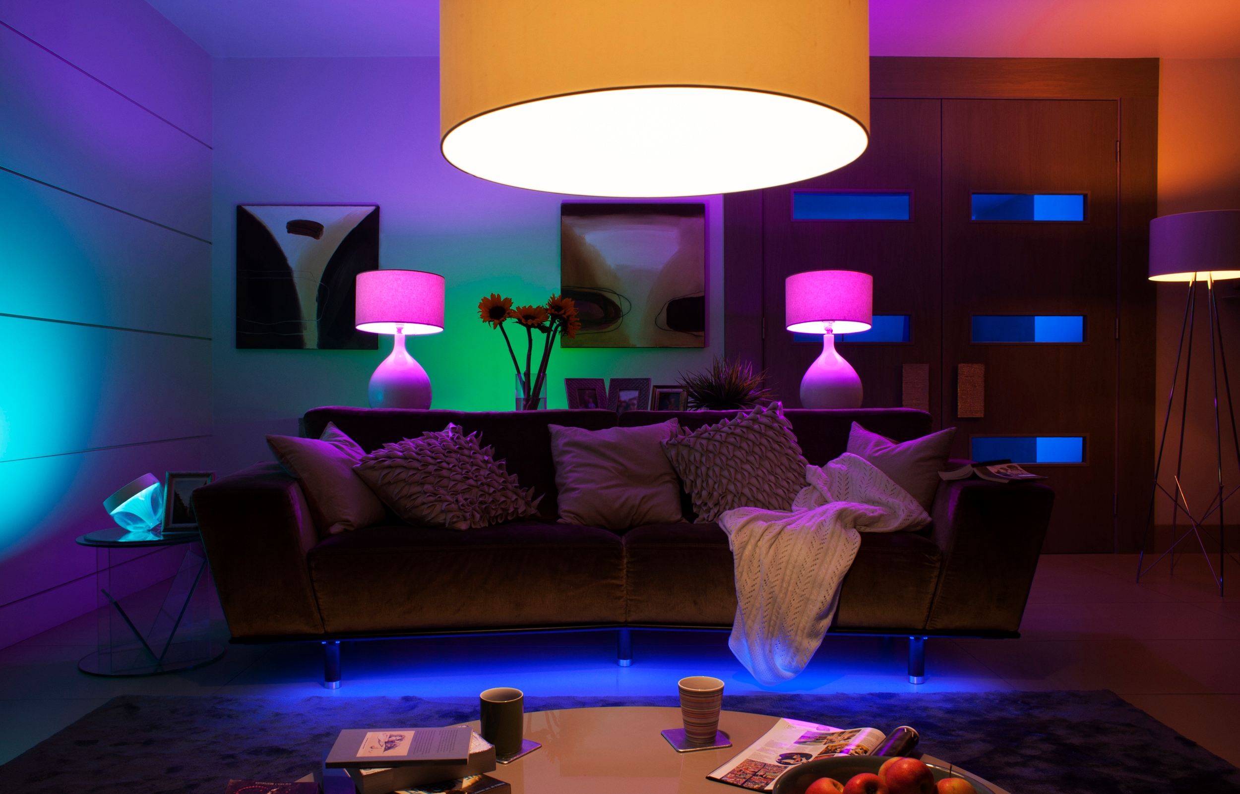 Яркость в комнате 3. Philips Hue умный дом. Светильник Philips Hue. Philips Hue Color управление светом. Philips Hue диодная лампа.