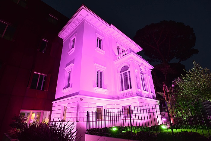 Dutch embassy in Rome turns pink to celebrate the victory of Tom Dumoulin at the Giro d’Italia 2017