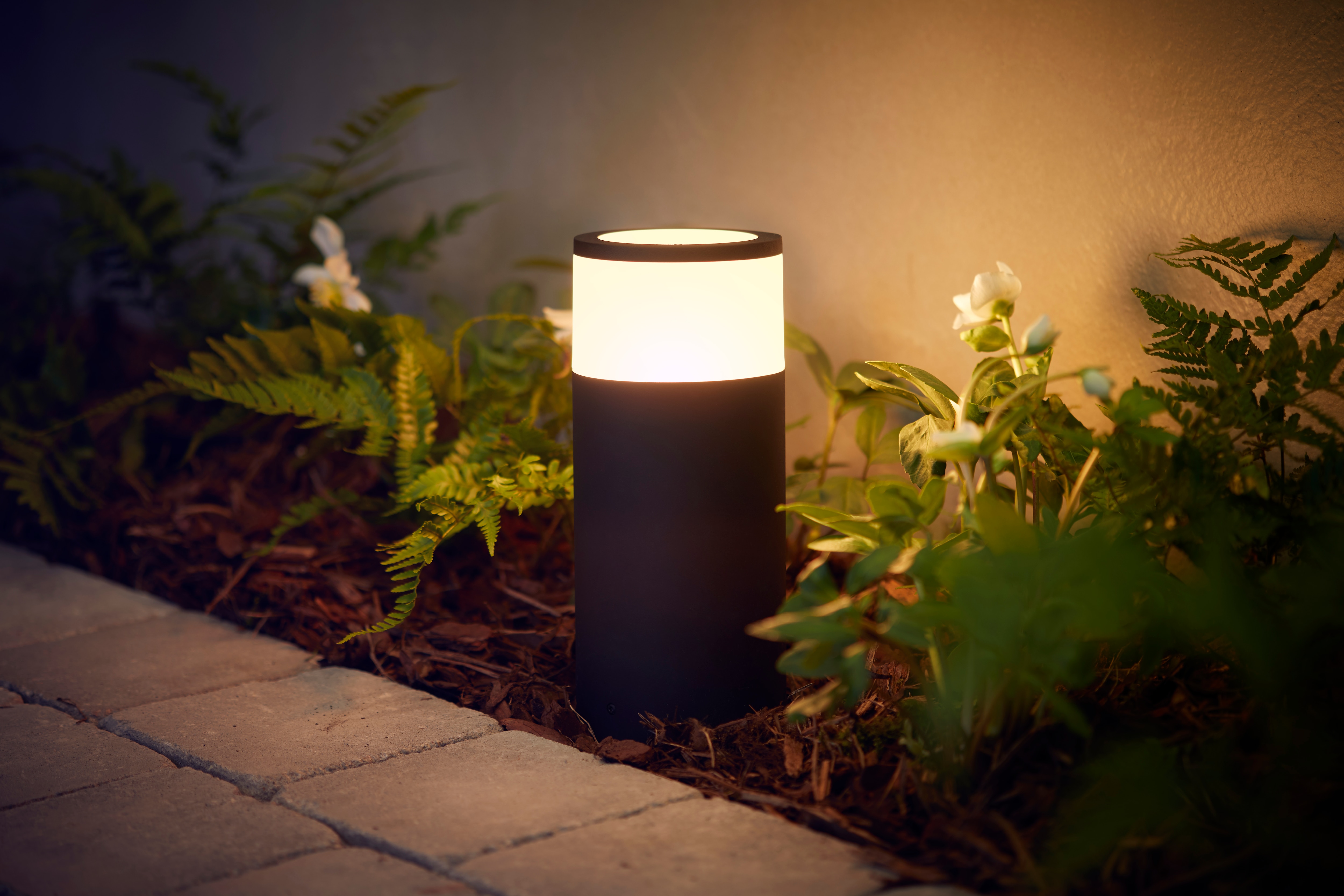 desillusion mærke navn Penneven Light up your home's exterior – from the front door to the backyard – with  the new Philips Hue outdoor line of products | Philips Lighting