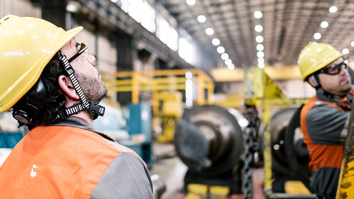 Opgerolde metalen platen in de fabriek