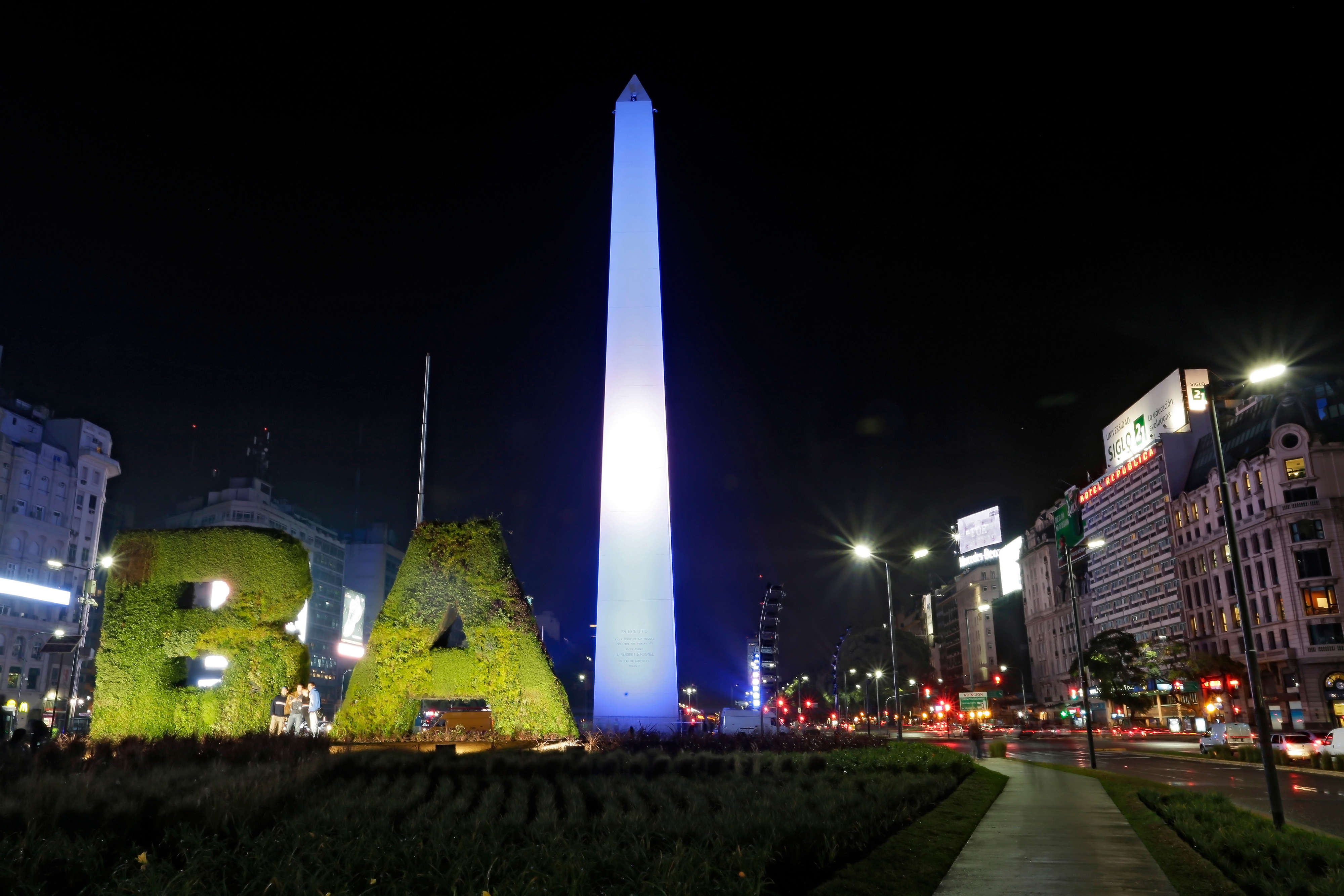 El Gobierno de la Ciudad de Buenos Aires ilumina el Obelisco de la mano de  Philips Iluminación - News center | Philips