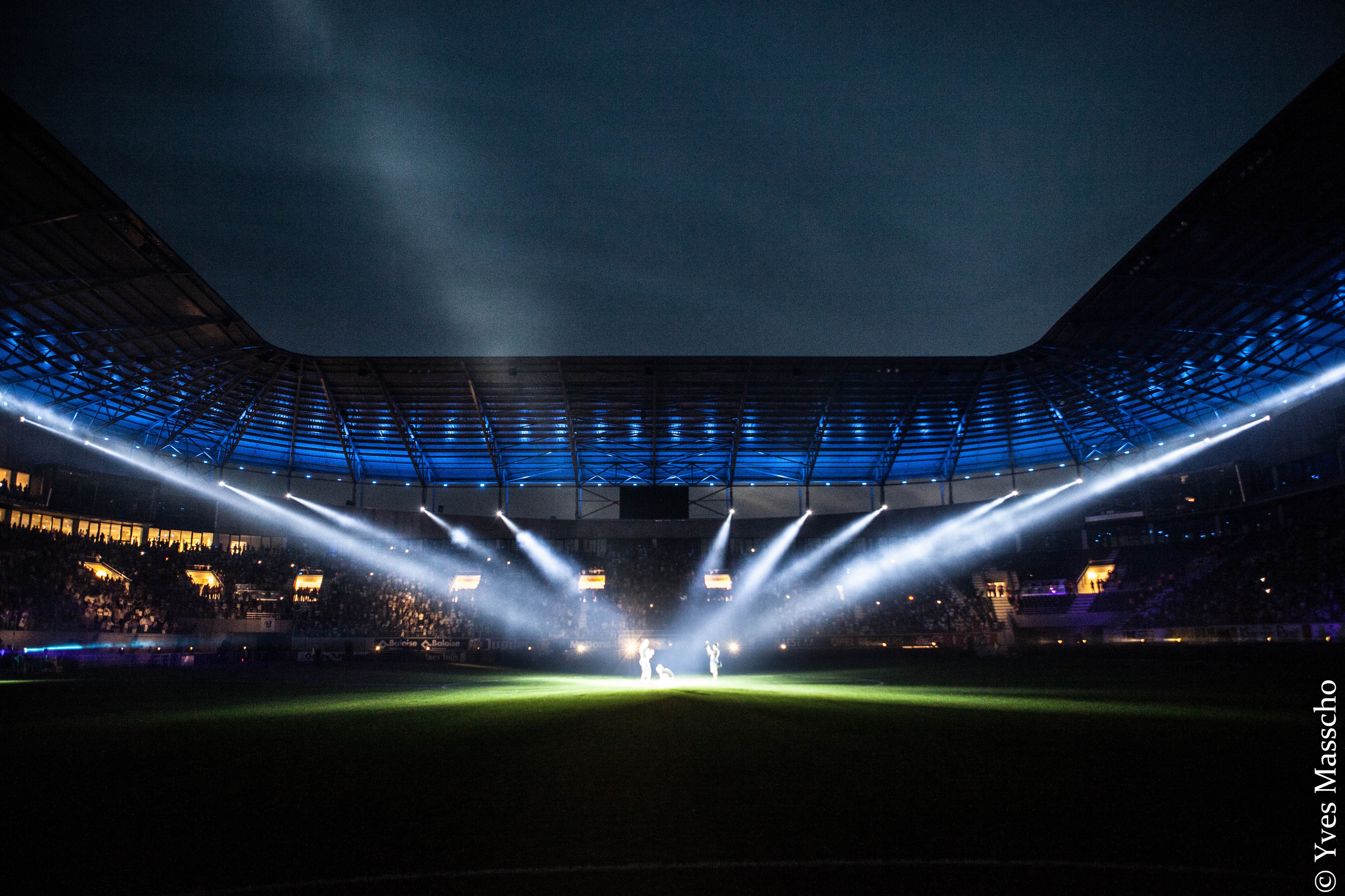 Огни стадиона. Ночной стадион Тоттенхэм свет. Футбол стадион. На футбольном стадионе. Ночной футбольный стадион.