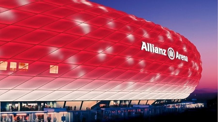 Schneeflocken-auf-rot_DesignStudie_FCB-Allianz-Arena-mit-Philips-LED