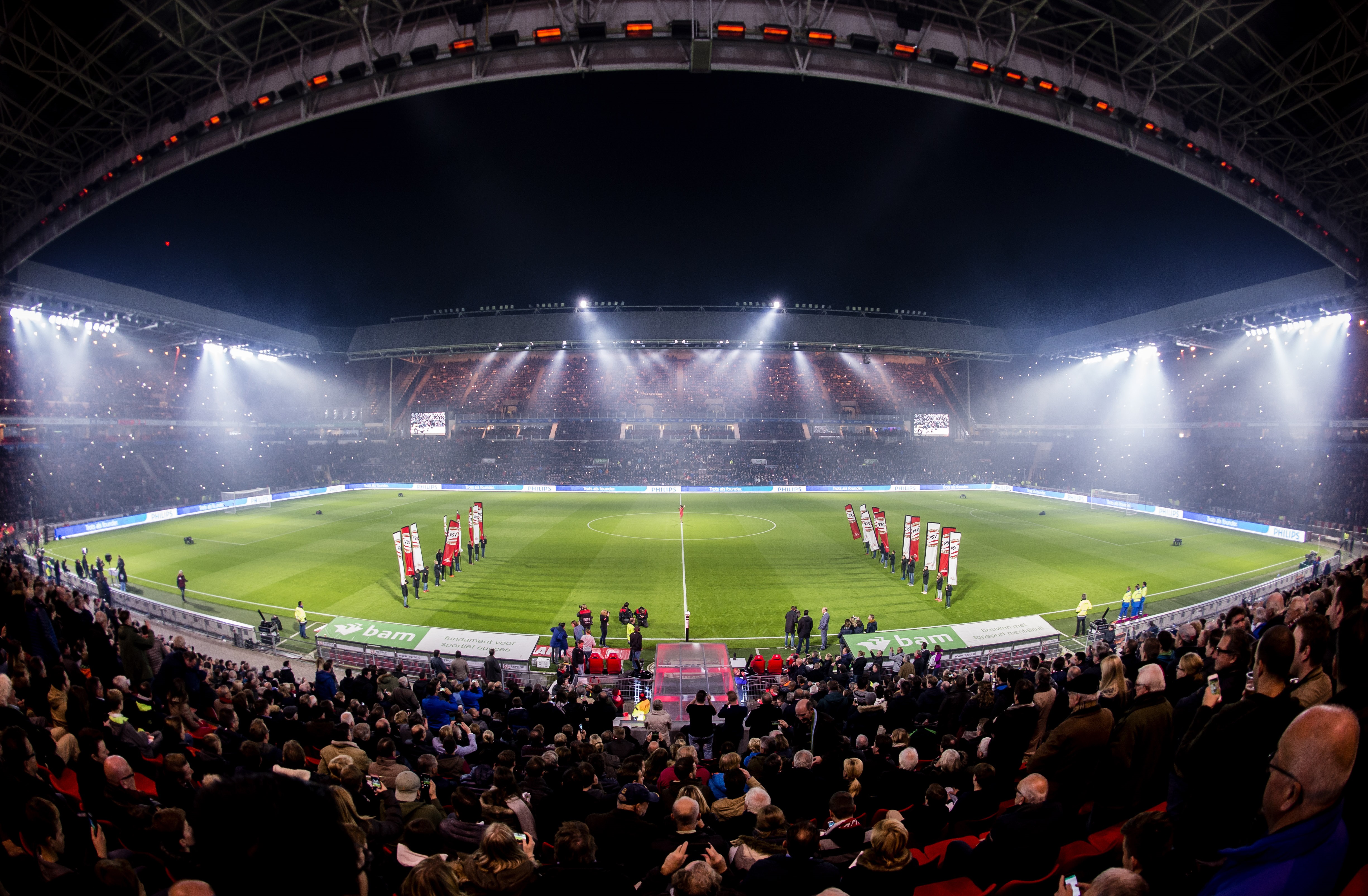 Psv オランダのプレミア リーグで初めて Led 照明下でキックオフするサッカー クラブとなる Philips Lighting