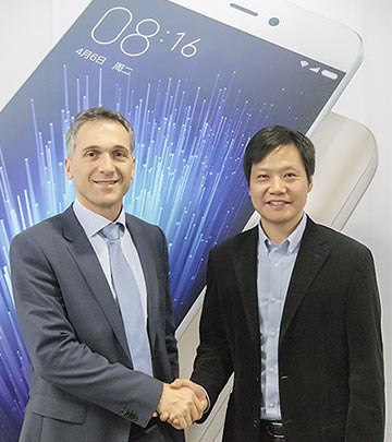 Eric Rondolat (フィリップス ライティングの CEO) と Lei Jun 氏 (Xiaomi の創設者、会長兼CEO) 高解像度画像をダウンロード