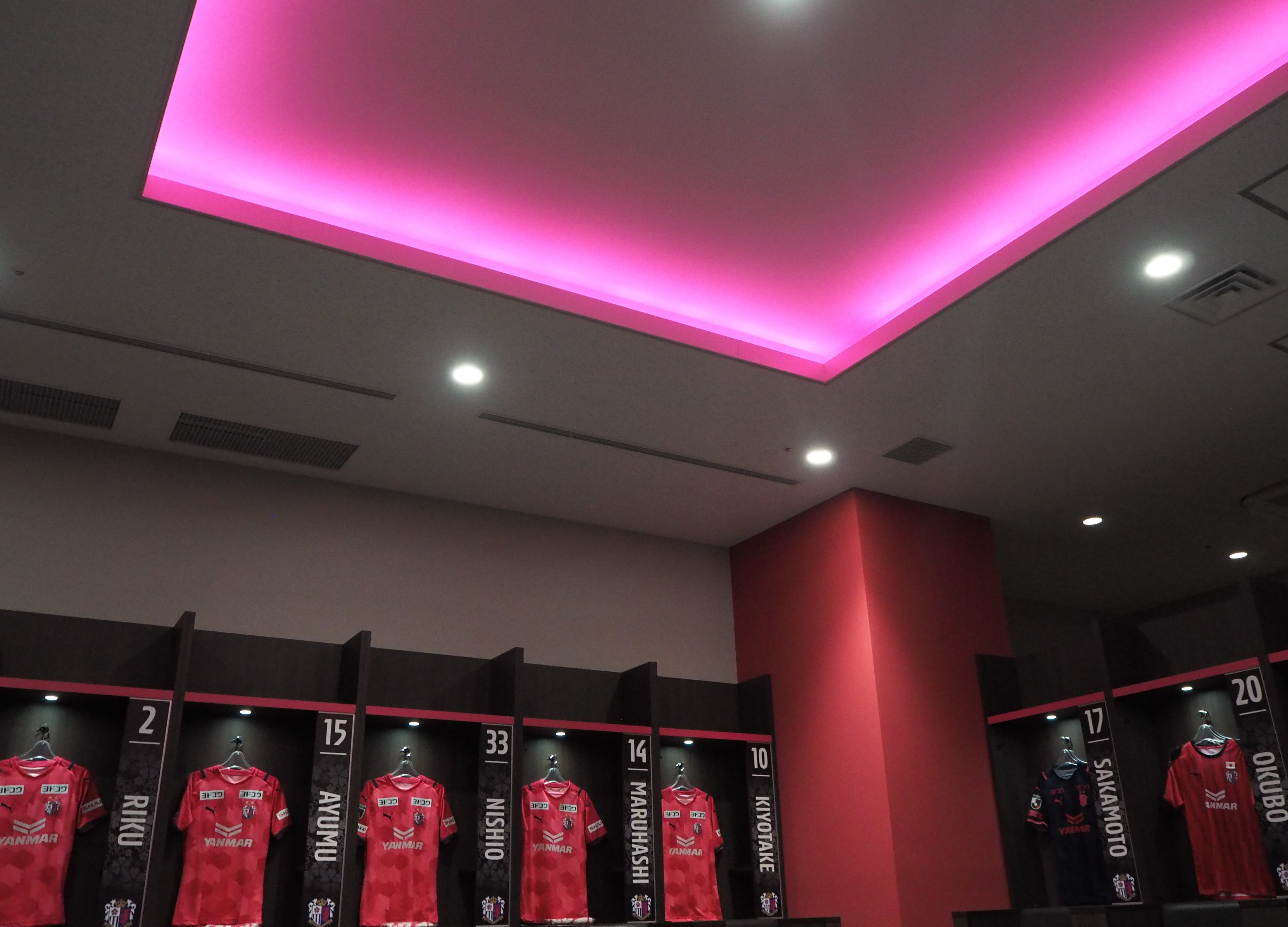 セレッソ大阪本拠地 ヨドコウ桜スタジアム へスタジアム用led 照明およびカラー演出用照明を導入 Signify企業ウェブサイト