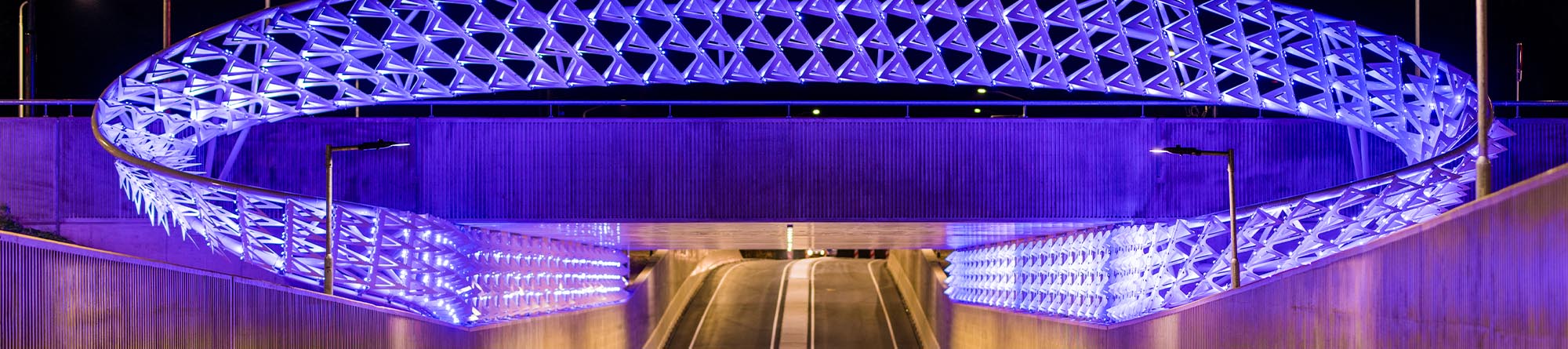 Dynamic connected lighting display reacts to traffic and weather conditions