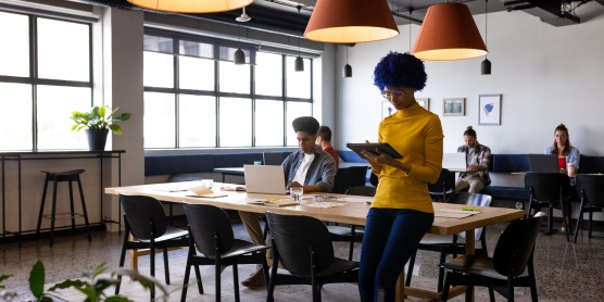 Personnes dans un bureau paysagé