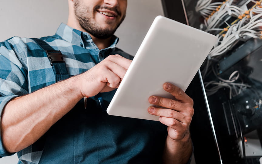 An electricist with a tablet