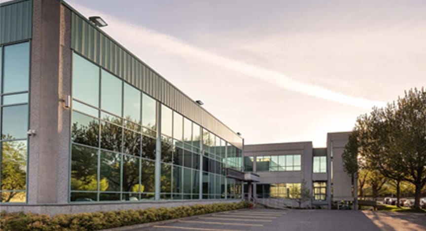 Modern kantoorgebouw met glazen gevel