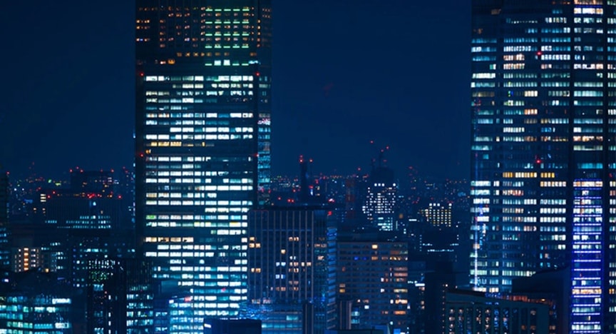 Verlichte kantoorgebouwen in een stad bij nacht 