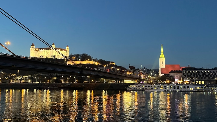 Modern&iacute; LED osvětlen&iacute; D&oacute;mu sv. Martina v Bratislavě