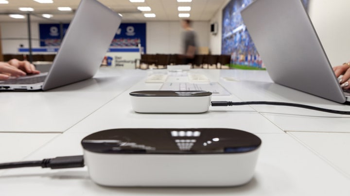 Volltreffer für die LiFi-Technologie: Signify stattet den Pressearbeitsbereich des HSV mit Datenübertragung per Licht aus