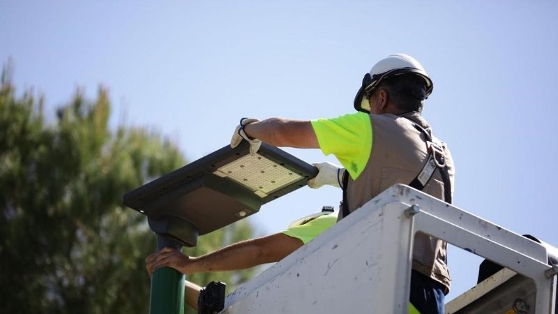 Installing solar street lights