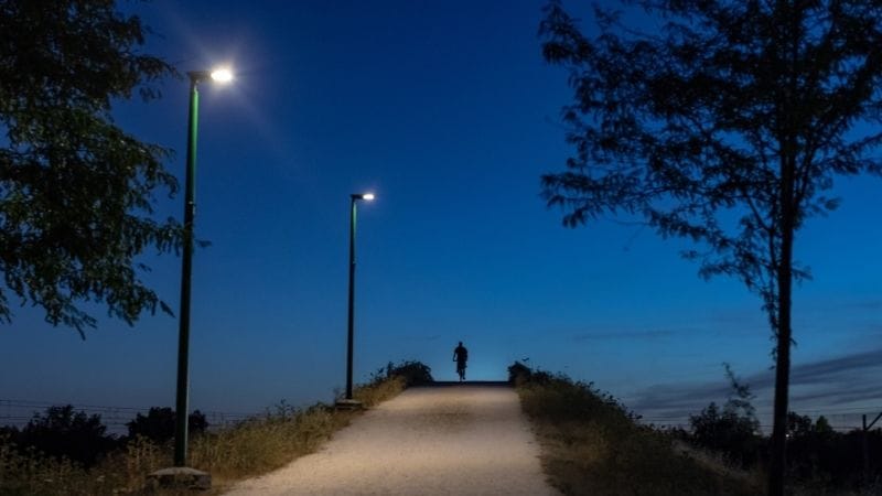 Alumbrado público solar por la noche