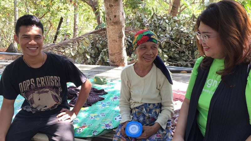 Lighting Indonesia with solar power people