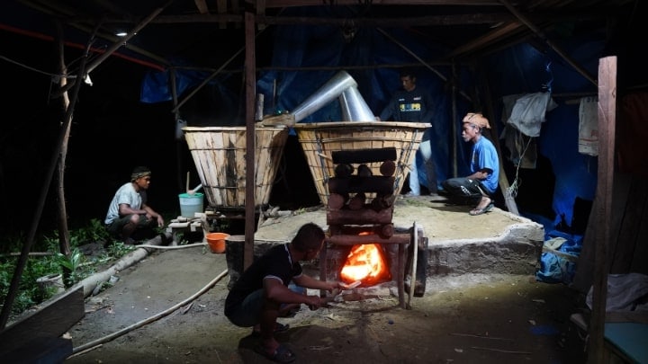 Solar Lights Boost Health & Economy in Maluku