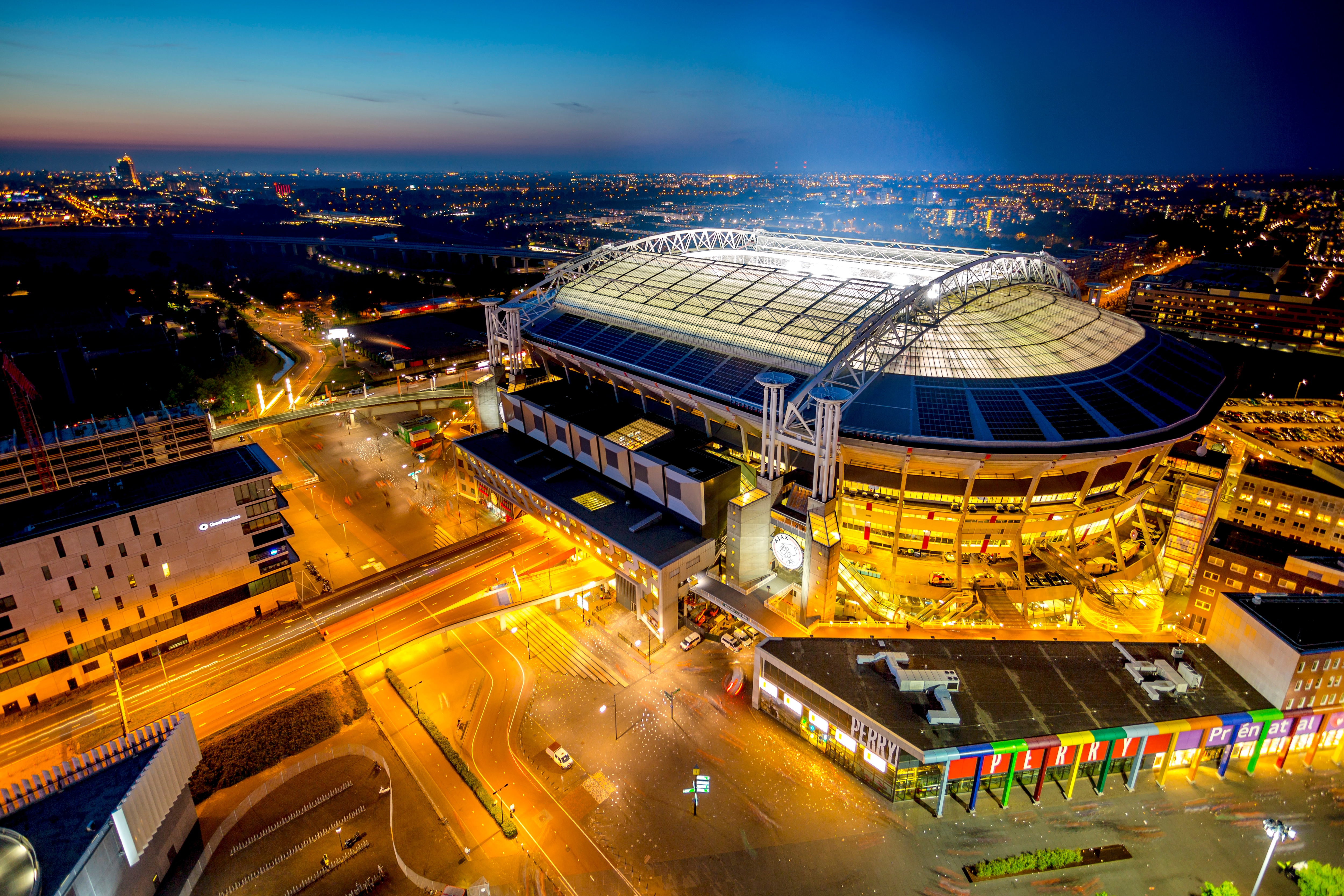 Большие стадионы европы. Johan Cruijff Arena Амстердам. Йохан Кройф Арена. Американ Эйрлайнс Арена. Стадион Йохана Кройфа.