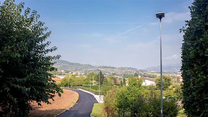 Solar and hybrid streetlighting arrives in Italy