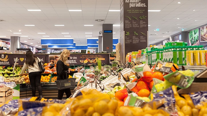 UV-C fertőtlenítő lámpatestek egy boltban