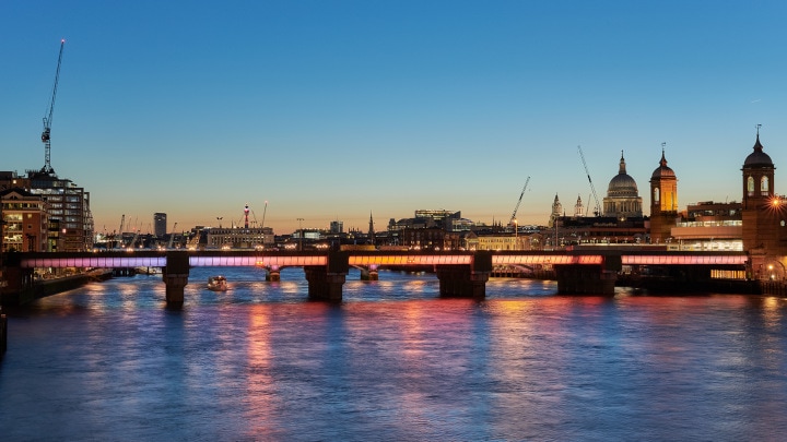 Empat jembatan di London bersinar sebagai bagian dari pembuatan mahakarya seni publik terpanjang di dunia