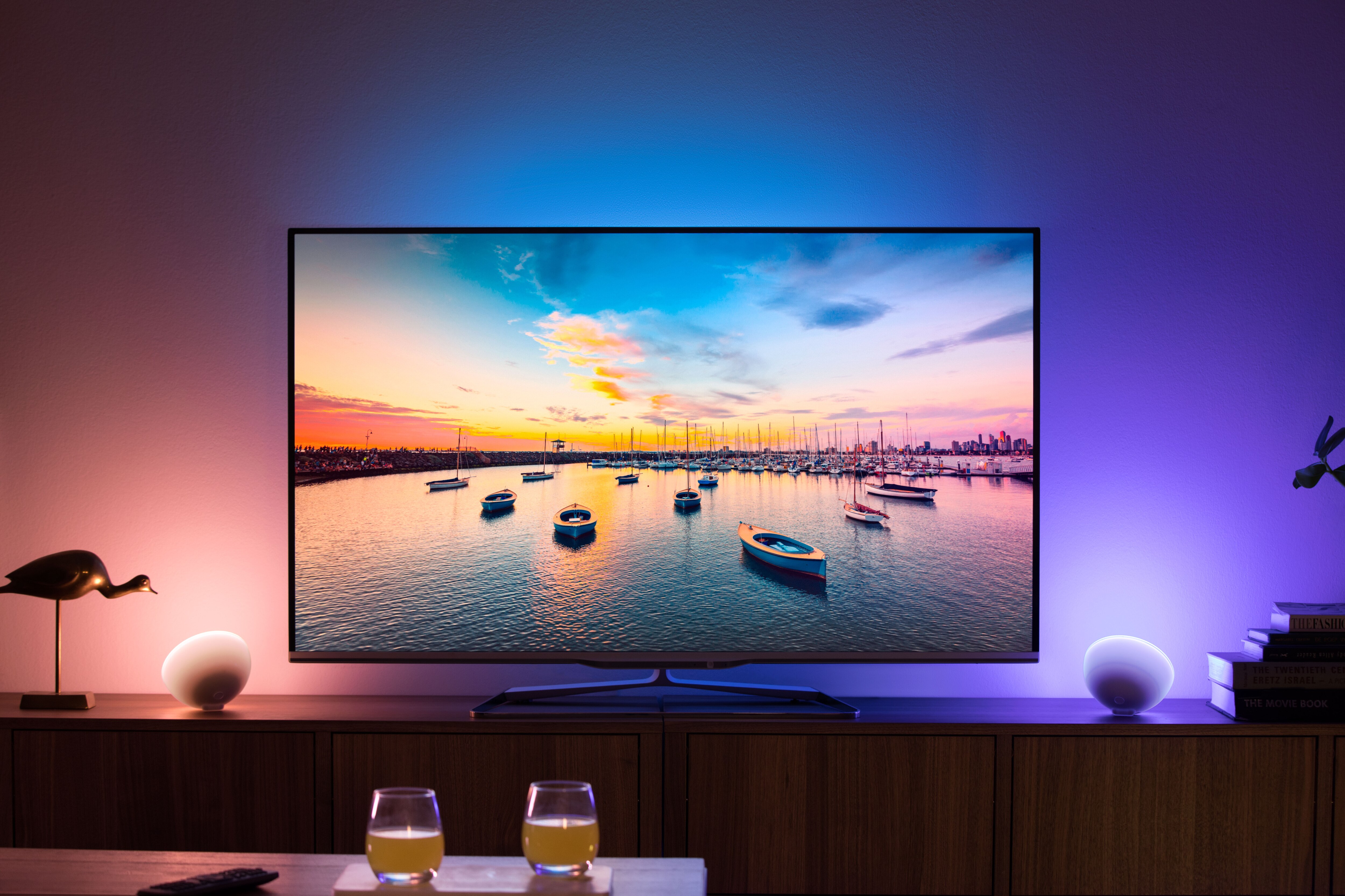 Какой лучше телевизоры led. Philips 42 эмбилайт. Телевизор-картина на стену. Телевизор картина. Led дисплей телевизора.