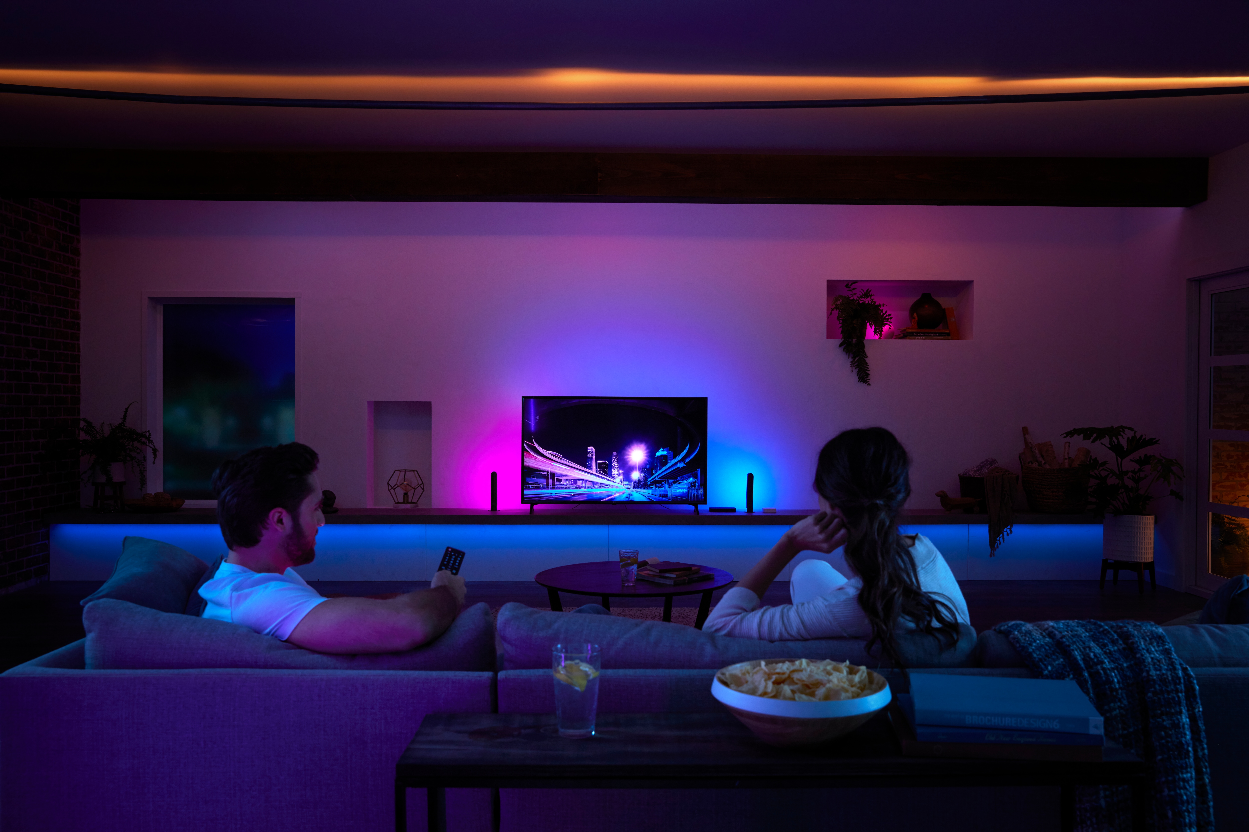 Источники синего света. Philips Hue умный дом. Philips Hue телевизор. Philips Hue система освещения. Philips Hue Smart Lights.