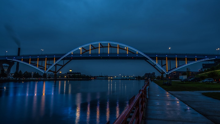 Color Kinetics extends the visibility & joy of Milwaukee’s Hoan Bridge