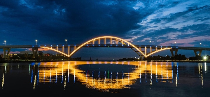 Daniel Hoan's Memorial Bridge: yellow lights