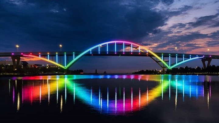 Daniel Hoan's Memorial Bridge: Pride colors 