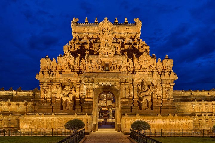 Brihadeshwara Temple lit in white light at night (C) Ar. Harshan Thomson