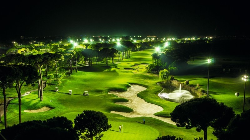 Iluminación de un campo de golf.