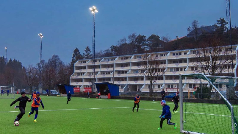 Iluminación de un campo de fútbol.