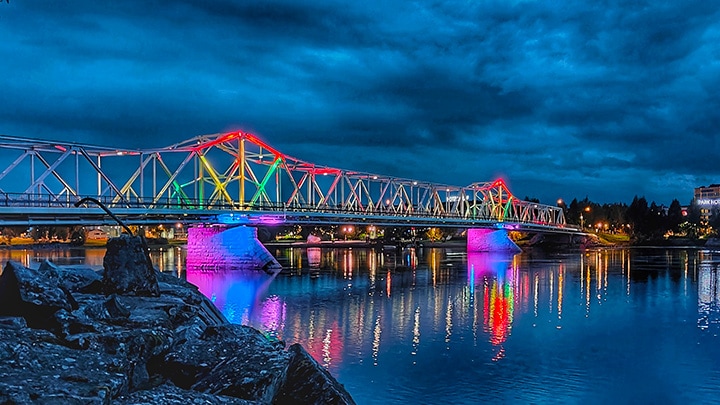 Hannulan silta kylpee v&auml;riloistossa