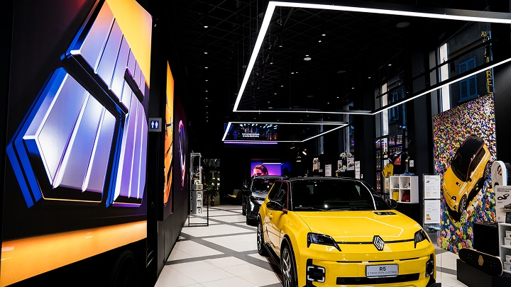 Signify accende il nuovo concept store di Renault a Milano