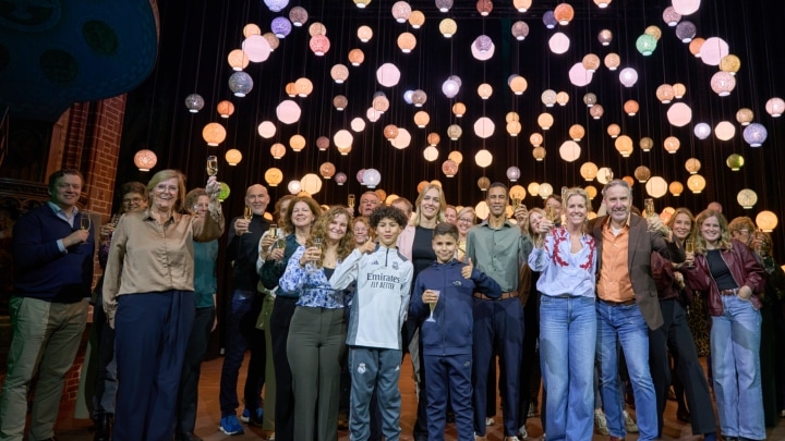 Chandelier of Connection - Signify & VanPETnaarPRET - GLOW