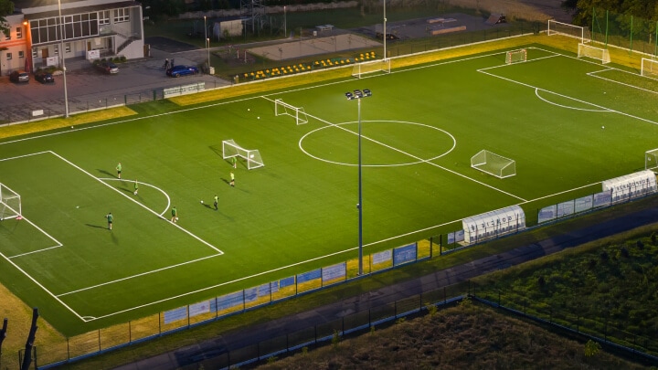 Nowoczesne oświetlenie boiska w Łukowie Śląskim