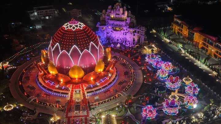Chiếu sáng Liên Hoa Bảo Tháp