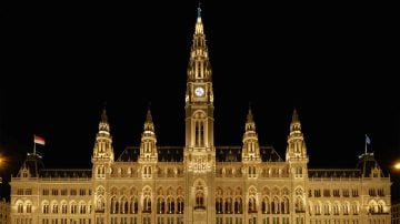 Vienna City Hall Side Image 01