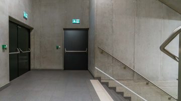 Penerangan pintu keluar darurat