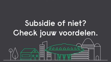 Modern kantoorgebouw met glazen gevel, Monteur installeert verlichting aan het plafond, Verlichte kantoorgebouwen in een stad bij nacht  